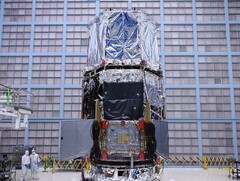 Ingenieros de la NASA instalando el parasol en el Telescopio Espacial Romano Nancy Grace (Fuente de la imagen: NASA y Sophia Roberts)