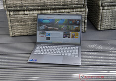 Lenovo ThinkBook 14x en uso al aire libre a la sombra