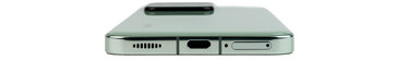 Parte inferior: Altavoz, puerto USB, micrófono, ranura SIM (imagen: Daniel Schmidt)