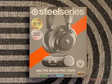 Caja de venta al por menor de los auriculares Arctis Nova Pro Omni.