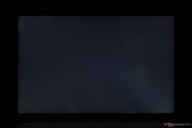 Se observa una fuga de luz de fondo moderada y desigual a lo largo del borde inferior.