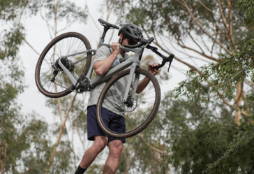 El cuadro de carbono de la Ride1Up CF Racer1 la convierte en una bicicleta bastante ligera para aquellas ocasiones en las que tenga que cargar con ella para subir un tramo de escaleras o superar un obstáculo difícil. (Fuente de la imagen:Ride1Up)