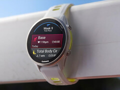 El Forerunner 970 con su combinación de colores Whitestone y Amarillo Amp translúcido. (Fuente de la imagen: Garmin)