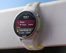 El Forerunner 970 con su combinación de colores Whitestone y Amarillo Amp translúcido. (Fuente de la imagen: Garmin)