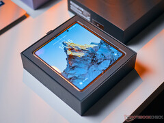 La Honor Magic V6 no puede ocultar completamente el pliegue interior de su pantalla cuando se mira desde ángulos oblicuos.