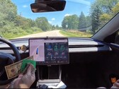 El Tesla FSD 13 ya puede salir solo de las cabinas de peaje tras pagar (Fuente de la imagen: Dirty Tesla/X)