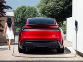 El Model Y Performance cargándose en una caja doméstica. (Fuente de la imagen: Tesla)