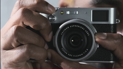 Los rumores dicen que la Fujifilm X100VI tendrá el mismo objetivo que la X100V, pero eso no significa necesariamente que el IBIS basado en el sensor esté descartado. (Fuente de la imagen: Fujifilm)