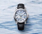El modelo Citizen AQ4090-08A se presenta sobre un fondo de papel washi de color índigo, lo que resalta el patrón azul difuminado de la esfera, elaborada a mano.