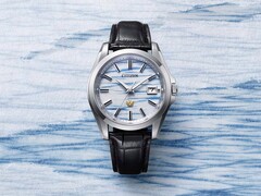 El modelo Citizen AQ4090-08A se presenta sobre un fondo de papel washi de color índigo, lo que resalta el patrón azul difuminado de la esfera, elaborada a mano.