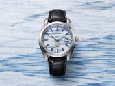 El modelo Citizen AQ4090-08A se presenta sobre un fondo de papel washi de color índigo, lo que resalta el patrón azul difuminado de la esfera, elaborada a mano.