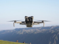 La DJI Mini 5 Pro en vuelo. (Fuente de la imagen: vía Roland Quandt) 