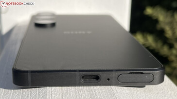 Parte inferior: borde de la base: USB-C, micrófono, SIM/microSD
