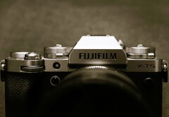 Se prevé que la Fujifilm X-T5 que se muestra aquí tenga un sucesor en breve.