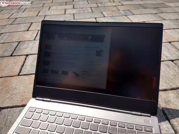 Uso del ThinkBook 13s-IWL al aire libre bajo el sol
