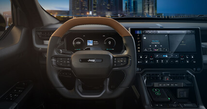 El puesto de conducción digital de la Recon cuenta con una pantalla central táctil de 14,5 pulgadas y una pantalla para el conductor de 12,3 pulgadas. Las aplicaciones especiales todoterreno ayudan a la navegación en terrenos abruptos. (Fuente de la imagen: Jeep)