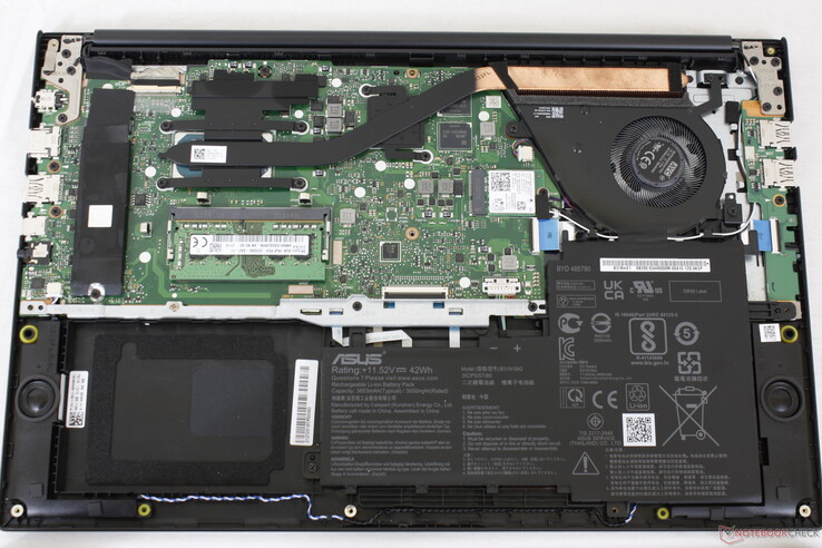 La placa base es notablemente diferente a la de otros modelos de VivoBook 15