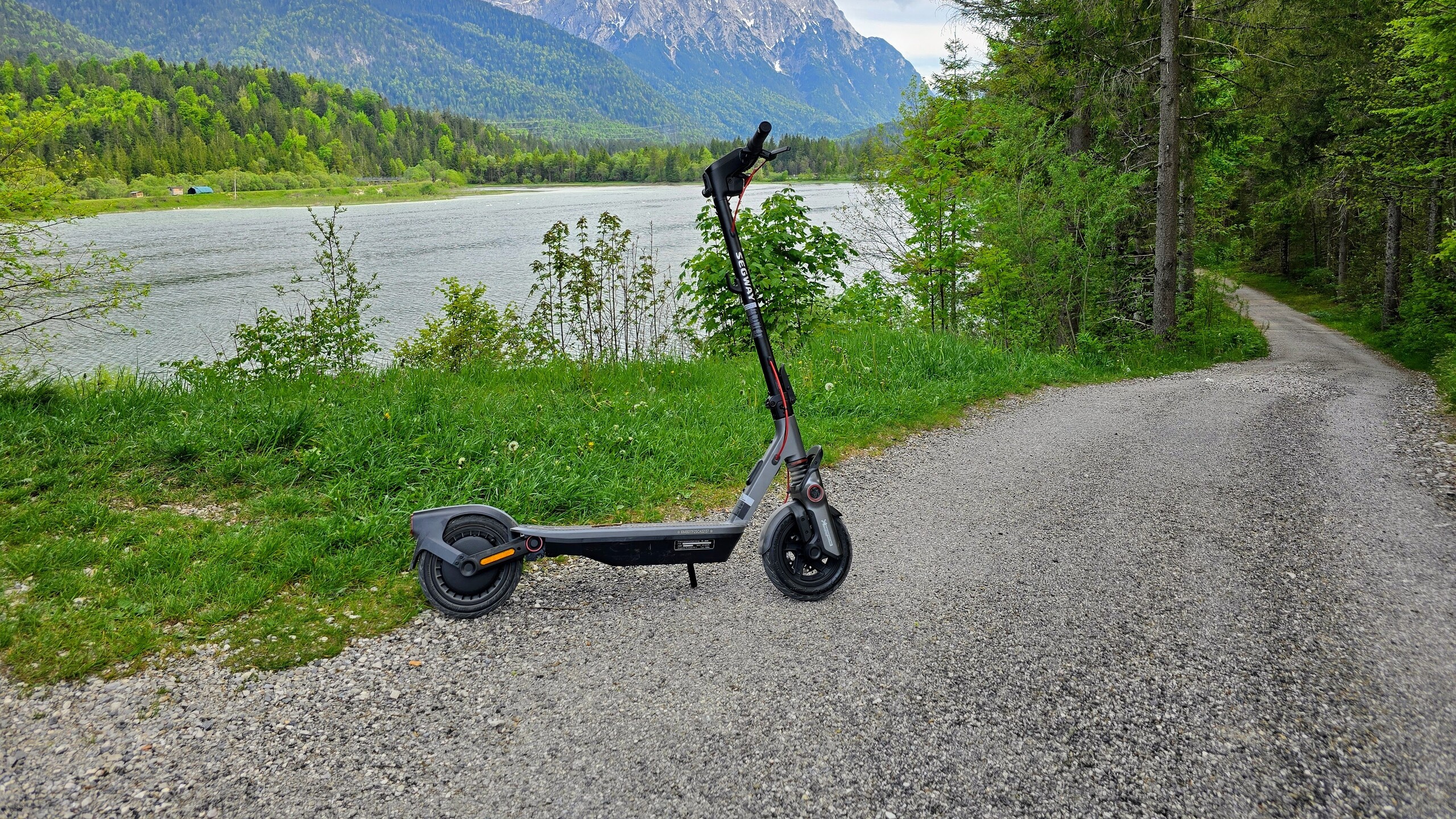 In review: Segway Ninebot F3 Pro. Image source: Benedikt Winkel
