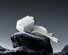 El nuevo cargador GaN de OnePlus tiene forma de botella. (Fuente de la imagen: OenPlus)