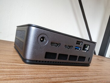 Parte trasera: Adaptador de CA, 2 HDMI 2.1, USB-A 2.0, USB-A 3.2 Gen. 2, RJ-45 a 2,5 Gbps, ranura de bloqueo Kensington