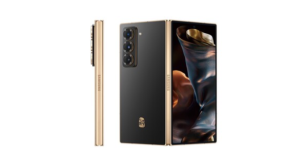 El Samsung W25 tiene detalles dorados y una parte trasera de cerámica. (Fuente de la imagen: Samsung)