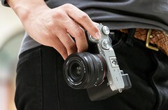 La Sony A7C II contará con un diseño prácticamente inalterado heredado de la A7C de primera generación. (Fuente de la imagen: Sony)