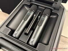 dos micrófonos bajo una cubierta...