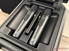 dos micrófonos bajo una cubierta...