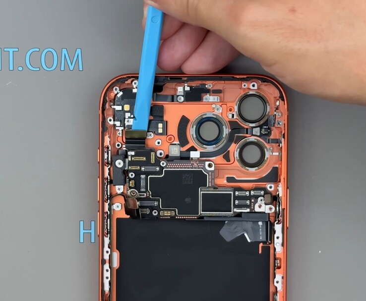 Imagen térmica del iPhone 17 Pro Max que muestra la distribución del calor alrededor de la zona de la cámara trasera (Fuente de la imagen: How-FixIT vía YouTube)