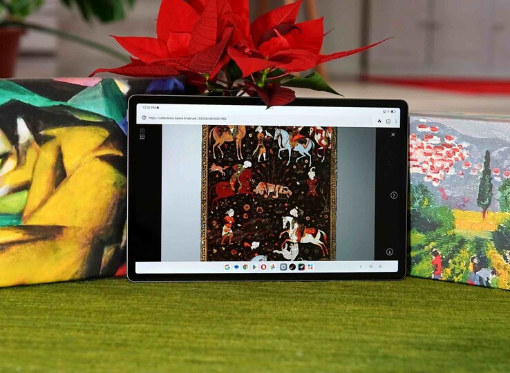 La pantalla de 12,7 pulgadas ofrece una frecuencia de actualización de 144 Hz y una cobertura sRGB del 98%.