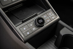 Afortunadamente, Hyundai no ha abandonado por completo el diseño interior sensato y los esquemas de control. (Fuente de la imagen: Hyundai)