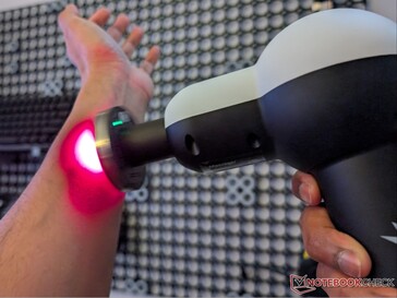 Pistola de masaje Solbasium S2 con accesorio de terapia de luz roja.