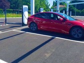 Tesla en una nueva estación de Supercargadores V4 en Francia (imagen: Alexandre Druliolle)