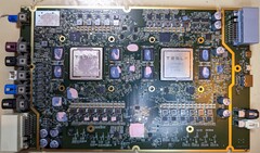 El nuevo ordenador Tesla Hardware 4 (HW4) cuenta con SoCs Exynos duales más potentes y 12 conectores de cámara. (Fuente de la imagen: @greentheonly en Twitter)