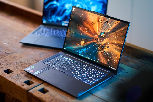 Para los que estén dispuestos a conformarse con 14,5 pulgadas, Lenovo Yoga Pro 7 14IRH G8 ofrece una resolución de 3072 x 1920 y gráficos discretos GeForce con un peso de 1,52 kg (Fuente de la imagen: Notebookcheck)