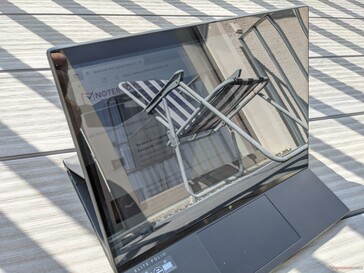 HP EliteBook Folio 13.5 en uso exterior (sol detrás del convertible)