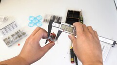 Una imagen del dron en mano (Fuente de la imagen: Hoarder Sam; captura de pantalla)