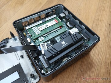Intel NUC11PAQi7 con la unidad Predator y el disipador de calor instalados