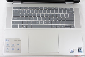 el teclado y la distribución son idénticos a los del Inspiron 14 7420 2 en 1. El espacio extra a lo largo de los lados del teclado está ocupado por los altavoces