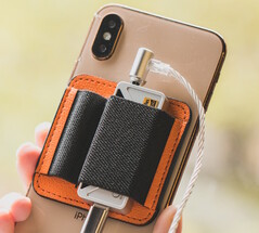 La funda opcional para el dongle magnético se acopla a cualquier teléfono MagSafe.