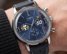 Cronógrafo Peanuts® x Timex Marlin® en la muñeca, que destaca por su esfera azul, su correa de piel azul perforada y su diseño de cronógrafo inspirado en Snoopy.