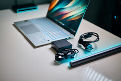 El SoC Qualcomm Snapdragon X Elite del Asus Vivobook S15 apenas necesita un adaptador de corriente para alcanzar su pleno rendimiento. (Fuente de la imagen: Alex Waetzel / Notebookcheck)