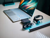 El SoC Qualcomm Snapdragon X Elite del Asus Vivobook S15 apenas necesita un adaptador de corriente para alcanzar su pleno rendimiento. (Fuente de la imagen: Alex Waetzel / Notebookcheck)