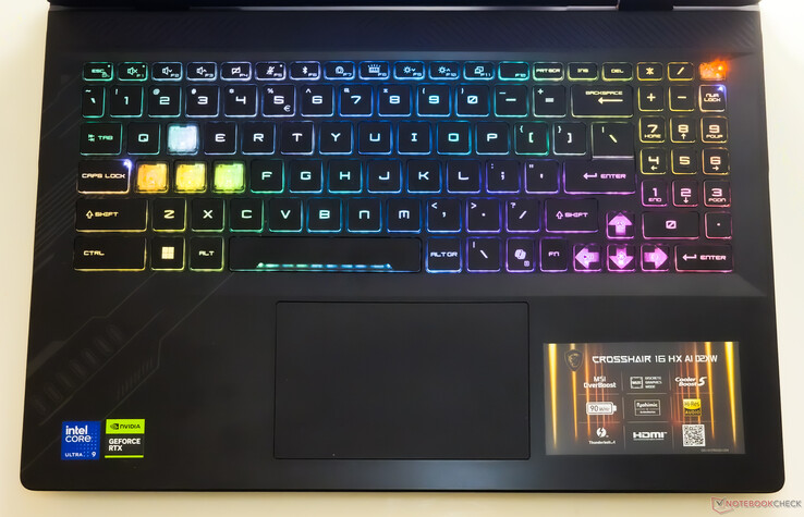 MSI Crosshair 16 HX AI: Teclado y touchpad