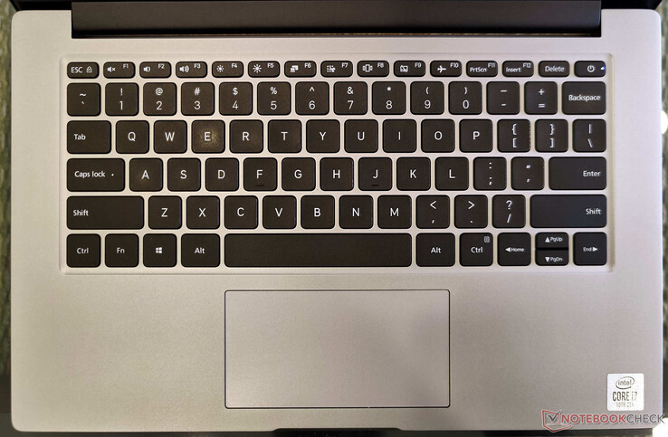 El teclado carece de retroiluminación y el área del touchpad es bastante pequeña