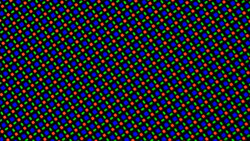 La pantalla OLED utiliza una matriz de subpíxeles RGGB formada por un LED rojo, uno azul y dos verdes.