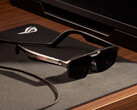 Los ROG Xreal R1 vienen con un dock y cuestan 849 dólares. En la imagen: Una imagen promocional que muestra las gafas sobre una mesa.