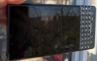 Uso del BlackBerry KEY2 LE en el exterior con un brillo mínimo de la pantalla