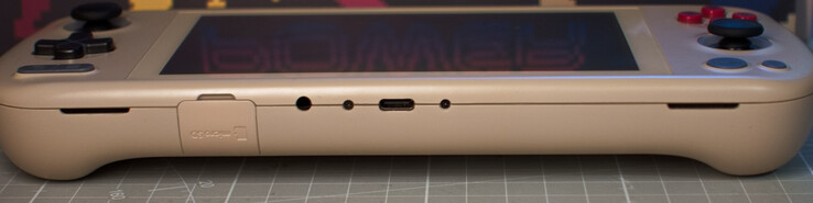 Parte inferior: lector de tarjetas microSD (bajo la cubierta); puerto de auriculares de 3,5 mm; USB C 4.0 (DisplayPort, Power Delivery)