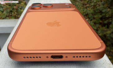 Parte inferior: micrófono, USB-C, volumen